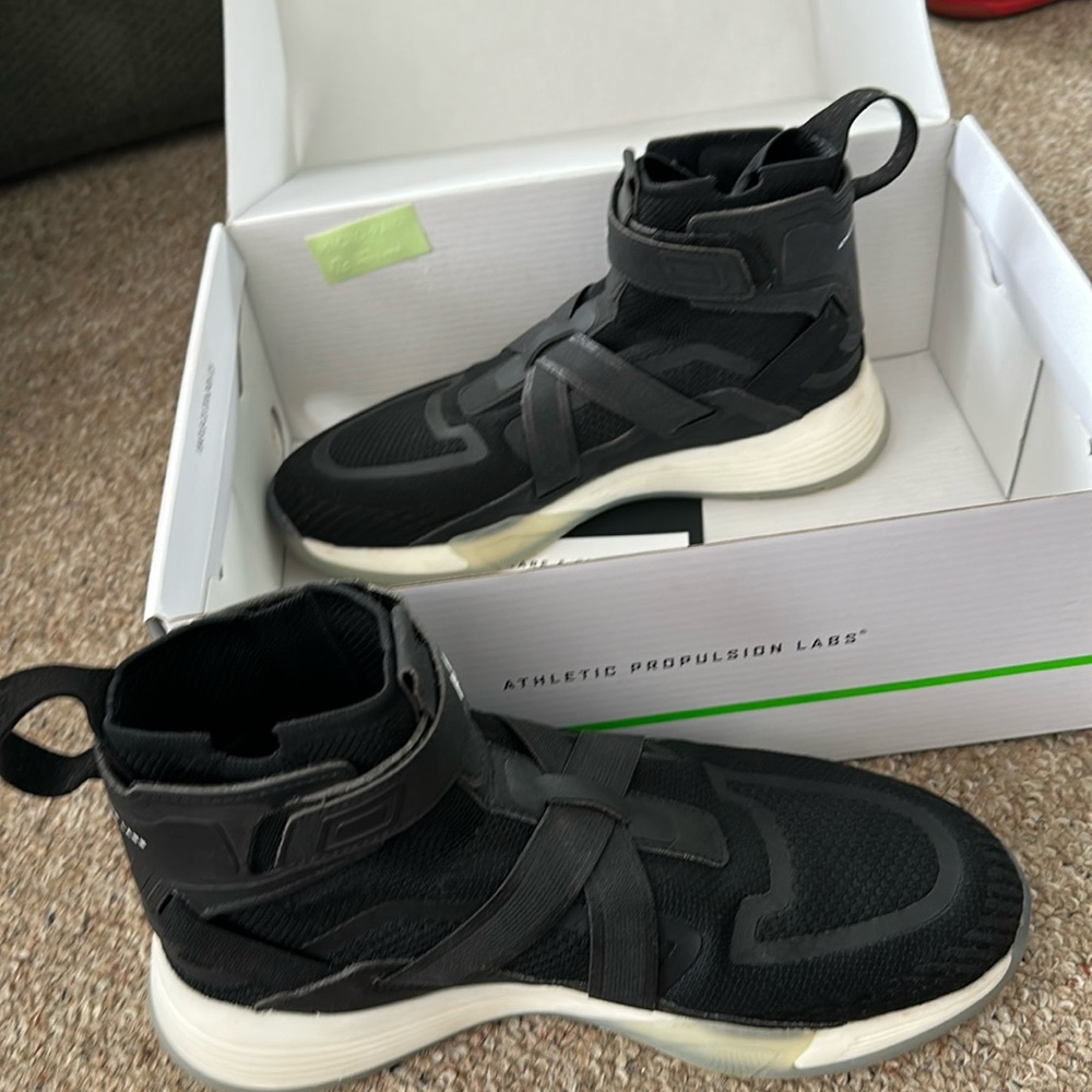 Athletic Propulsion Labs- black Super Future sz 8
